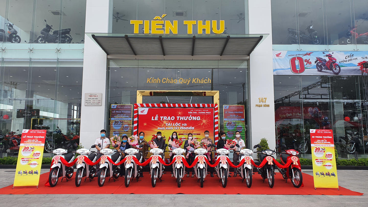 Tiến Thu Trao Xe Trúng Thưởng Chương Trình “Tài Lộc Tới – Phơi Phới Tết Honda”