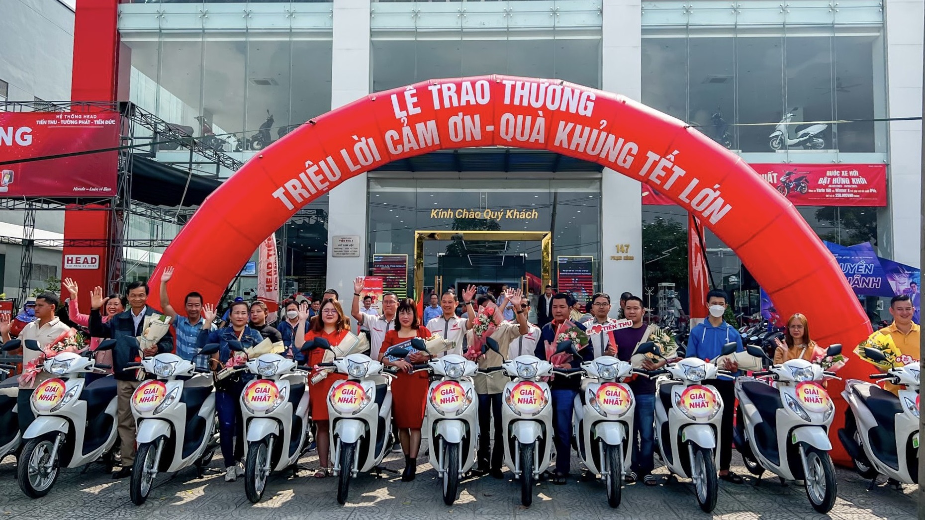 Tiến Thu Tổ Chức Thành Công Lễ Trao Thưởng Cho 17 Khách Hàng May Mắn Trúng Giải Nhất Chương Trình "Triệu Lời Cảm Ơn, Quà Khủng Tết Lớn"